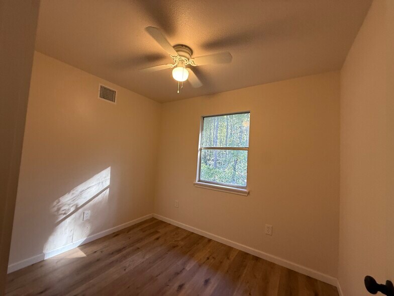 More Photos Of 280 Broken Arrow Marina, Livingston Hotel For Sale