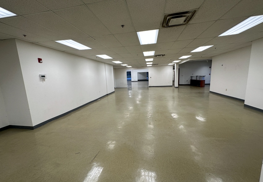 More Photos Of 4951 Dixie Hwy, Fairfield Showroom For Sale