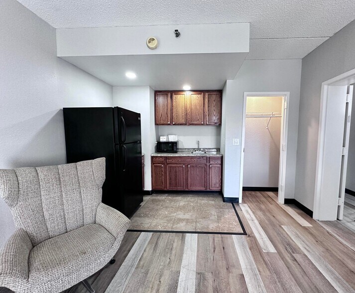 More Photos Of 2075 Highway 192 W, London Hotel For Sale