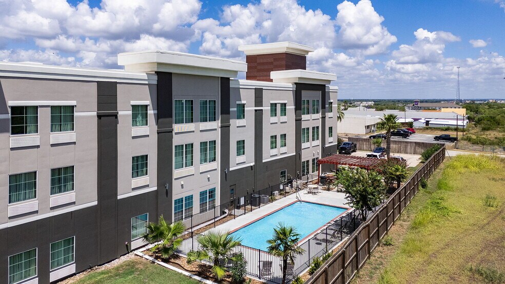 More Photos Of 110 Bmt Dr, Jourdanton Hotel For Sale