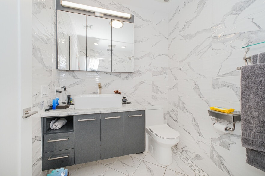 More Photos Of 1944-1952 Richmond Terrace, Staten Island Showroom For Lease