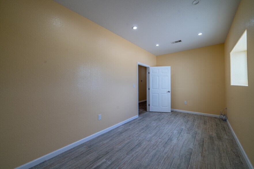 More Photos Of 6424 Queenston Blvd, Houston Light Distribution For Sale