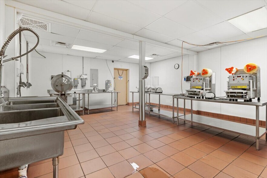 More Photos Of 1250-1264 SW Biltmore St, Port Saint Lucie Warehouse For Lease