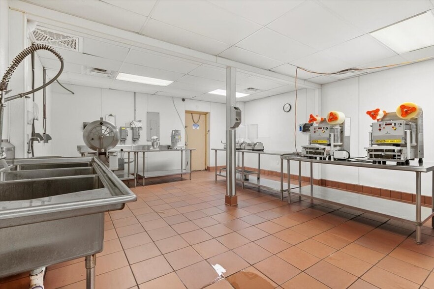 More Photos Of 1250-1264 SW Biltmore St, Port Saint Lucie Warehouse For Sale