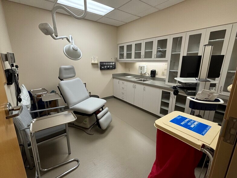 More Photos Of 4135 Quest Dr, Eugene Medical For Sale