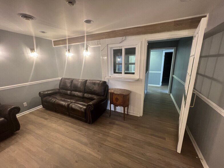 More Photos Of 600 Main St, Riverton Office For Sale