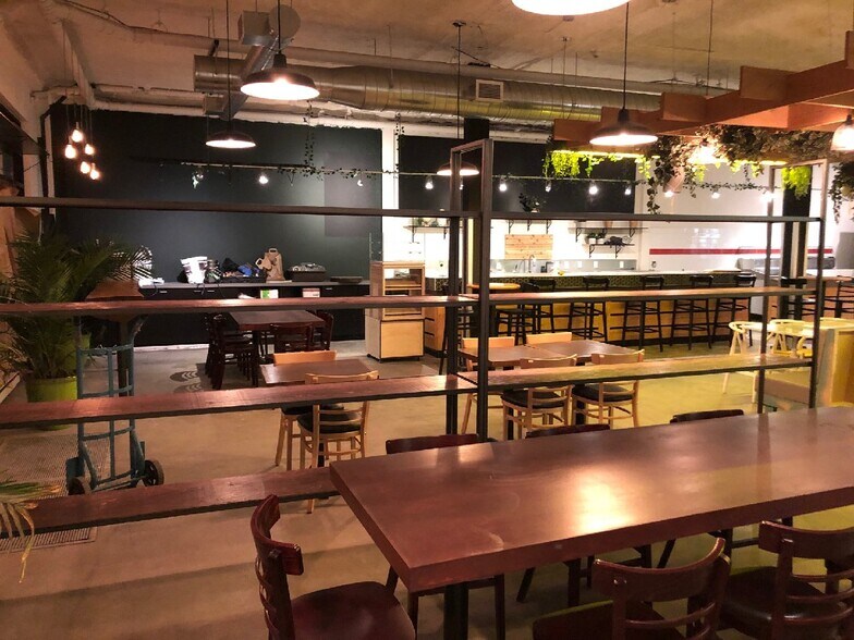 More Photos Of 5329 Av Du Parc, Montréal Storefront Retail Residential For Sale