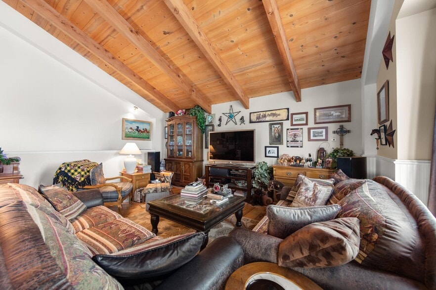 More Photos Of 907 Mission Rock Rd, Santa Paula Light Manufacturing For Sale
