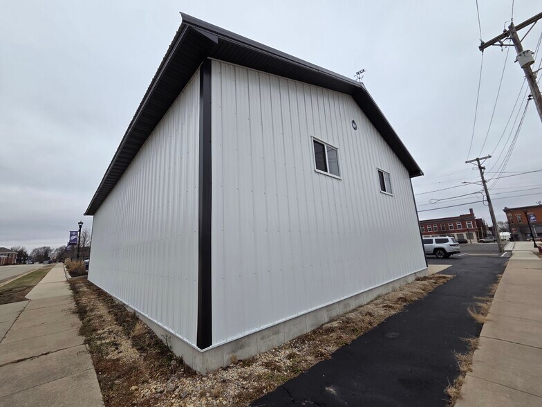 Primary Photo Of 519 Lincoln Ave, Rochelle Freestanding For Sale