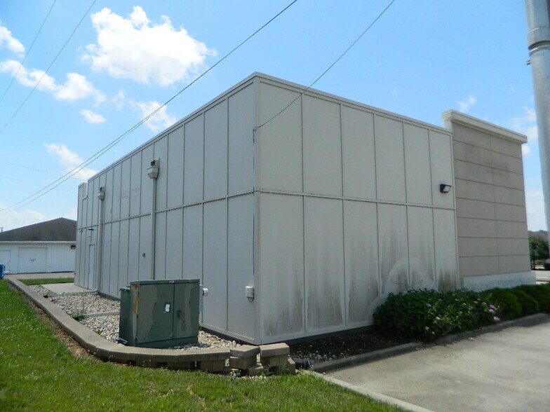 More Photos Of 912 Commerce Dr, Fairfield Freestanding For Lease