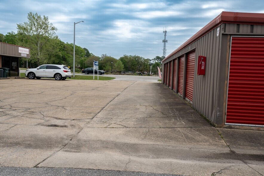 More Photos Of 721 N McKenzie St, Foley Self Storage For Sale