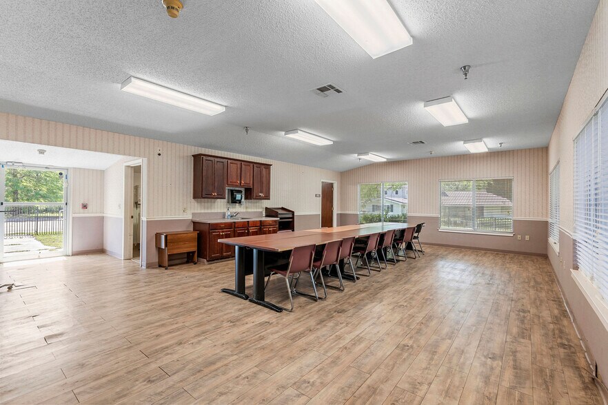 More Photos Of 510 E Bonham St, Jefferson Medical For Sale