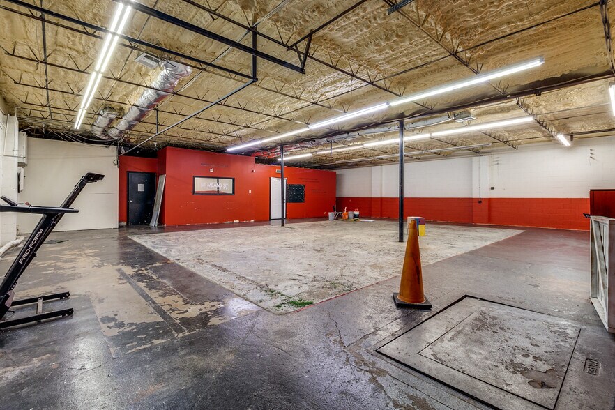 More Photos Of 914 W Commerce St, Dallas Showroom For Lease