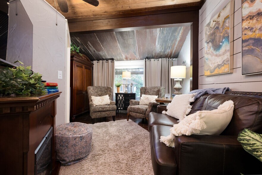 More Photos Of 504 Tivy St, Kerrville Flex For Sale