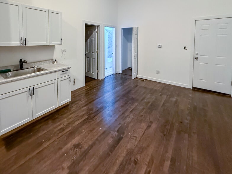 More Photos Of 8714 S Commercial Ave, Chicago Multifamily For Lease