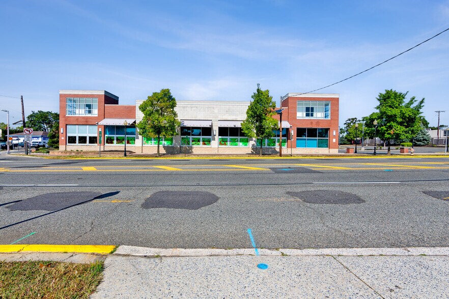 More Photos Of 343 S Broad St, Woodbury Drugstore For Lease