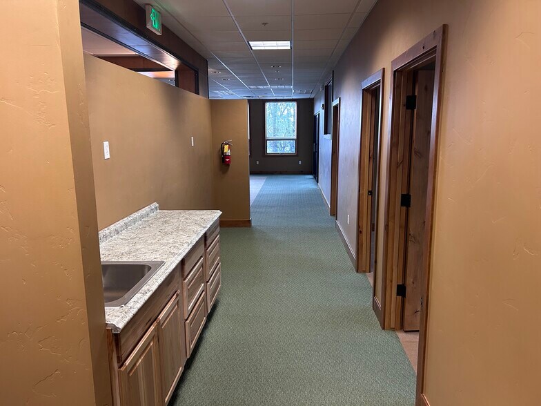 More Photos Of 1404 Hawk Pky, Montrose Medical For Lease