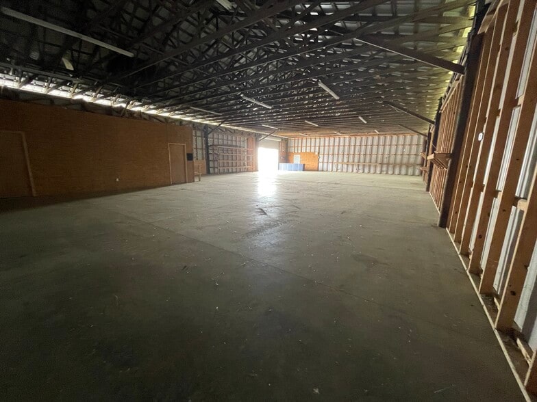 More Photos Of 702 Chastain Blvd W, Glencoe Warehouse For Lease