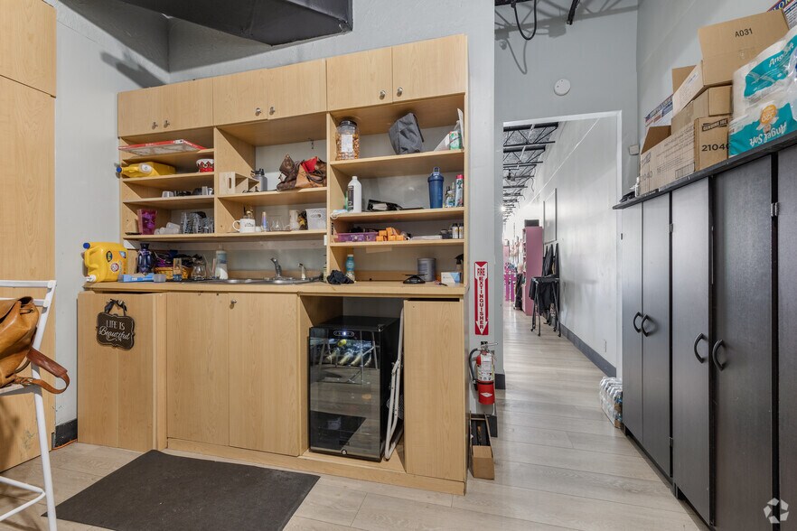 More Photos Of 3313 NE 32nd St, Fort Lauderdale General Retail For Sale