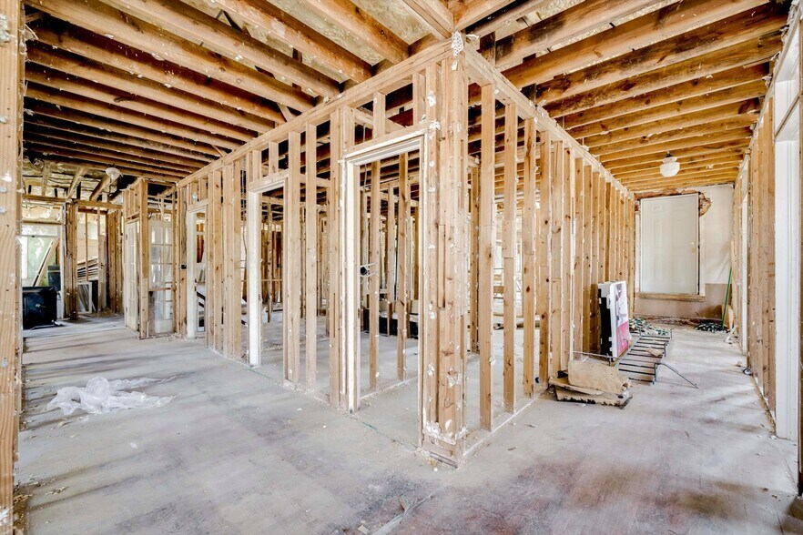 More Photos Of 111 Main Street, Lincolnton Flex For Sale