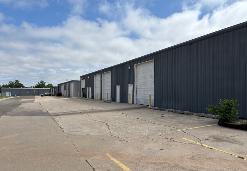 More Photos Of 1207 SE 44th St, Oklahoma City Warehouse For Lease