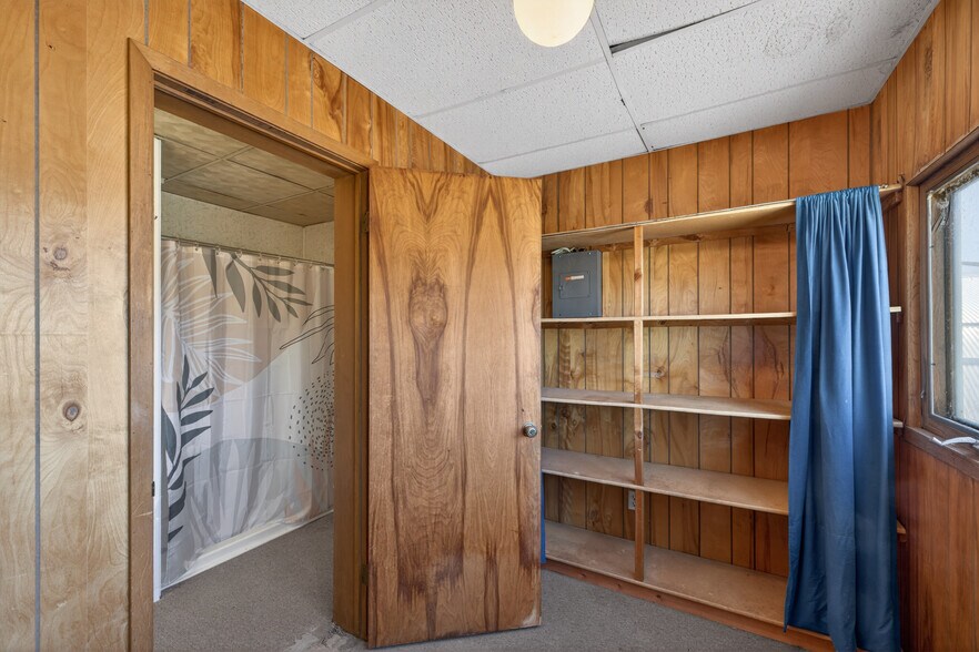More Photos Of S101 S Main St, Nelson General Retail For Sale