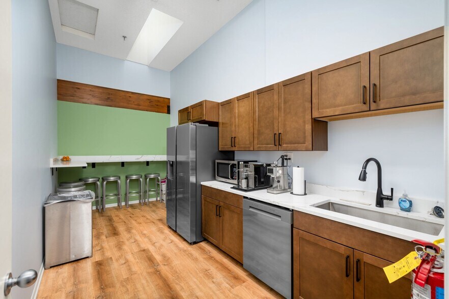 More Photos Of 7815 Telegraph Rd, Bloomington Office For Sale