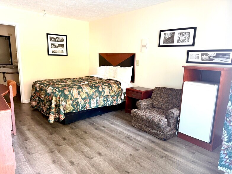 More Photos Of 547 Archusa Ave, Quitman Hotel For Sale
