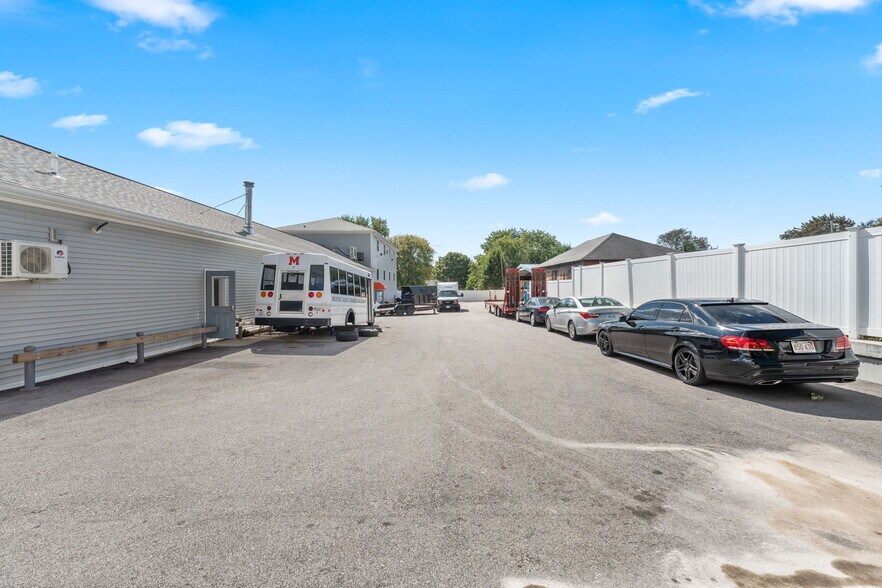 More Photos Of 25 Grand Ave, Cumberland Auto Repair For Lease