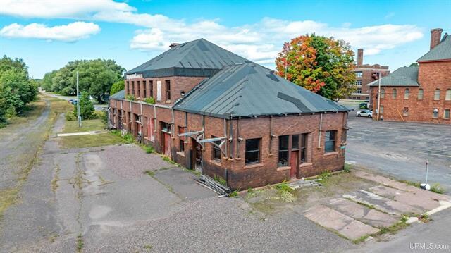 More Photos Of 808 Oak St, Calumet Office For Sale