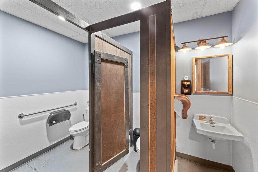 More Photos Of 508 S Main St, Grain Valley Bar For Lease