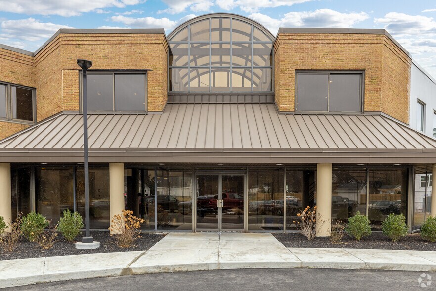 More Photos Of 580 Main St, Bolton Office For Lease