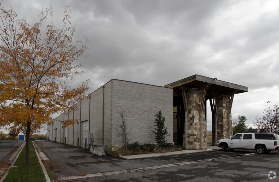 More Photos Of 847 North Pointe Cir, North Salt Lake Showroom For Lease
