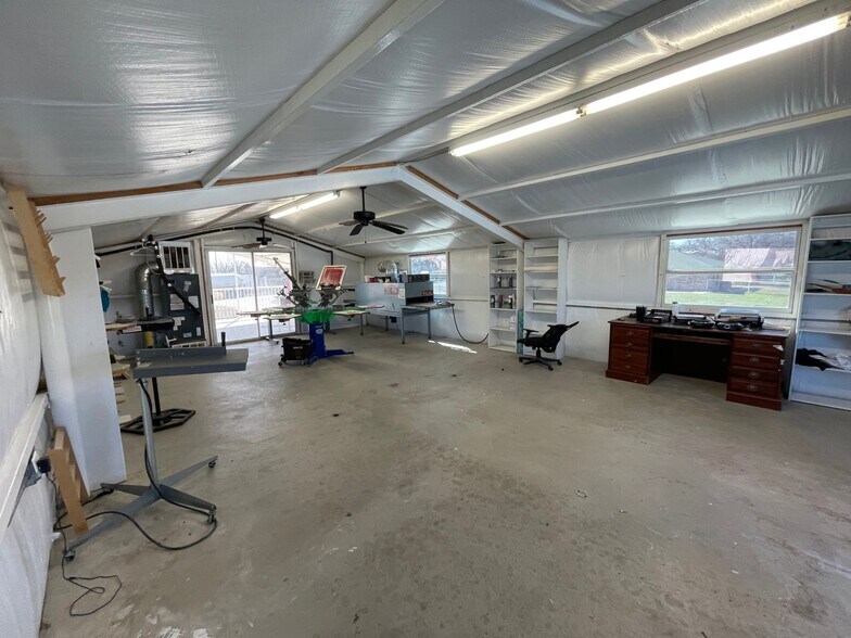 More Photos Of 734 FM 2048, Boyd General Retail For Lease