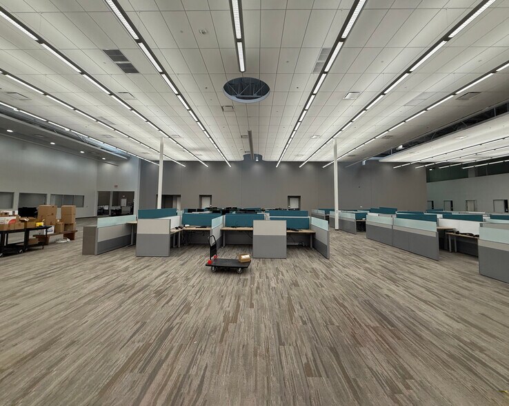 More Photos Of 8060 S Kyrene Rd, Tempe Light Manufacturing For Lease