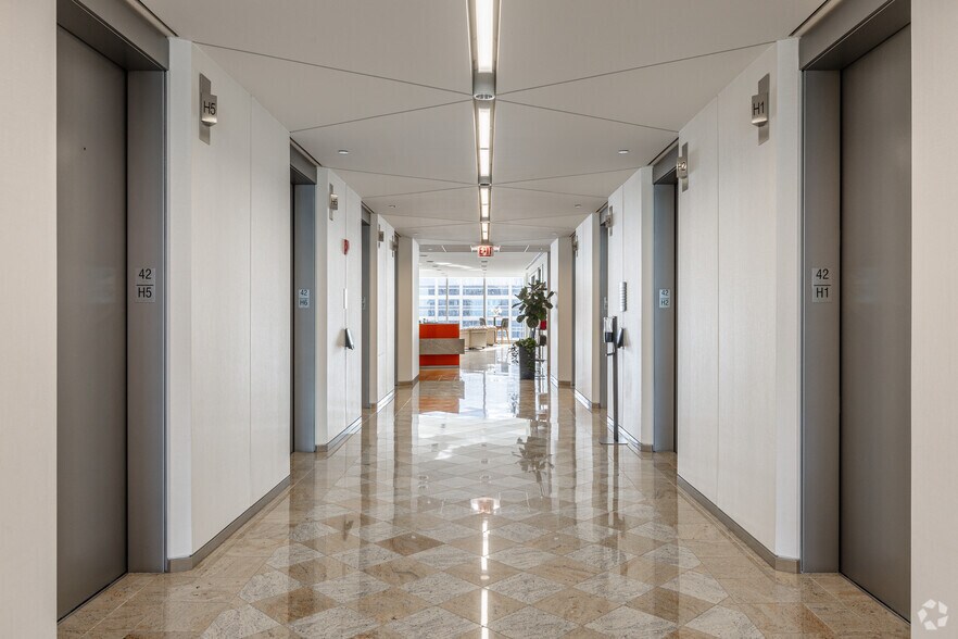 More Photos Of 155 N Wacker Dr, Chicago Coworking Space