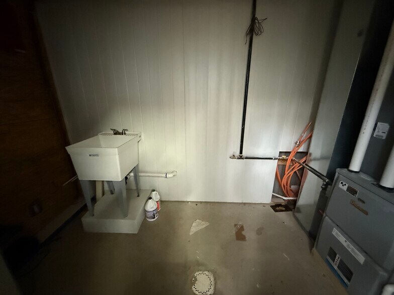 More Photos Of 805 Atlantic Ave, Franklin Light Manufacturing For Sale