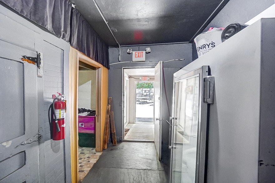 More Photos Of 3475 Mechanicsburg Rd, Springfield Bar For Sale