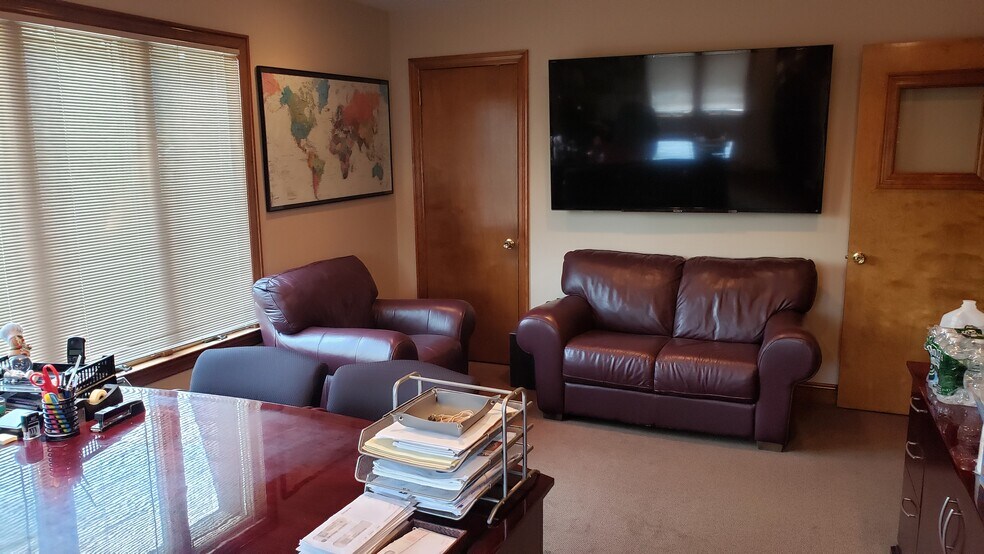 More Photos Of 42 Herb Hill Rd, Glen Cove Flex For Lease
