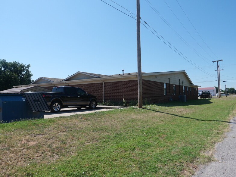 More Photos Of 1001 Petree Rd, Anadarko Office For Sale