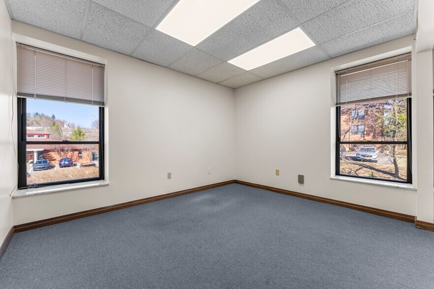 More Photos Of 600 Commerce Dr, Coraopolis Office Residential For Lease