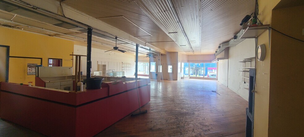 More Photos Of 400 S Main St, Emporia Restaurant For Lease