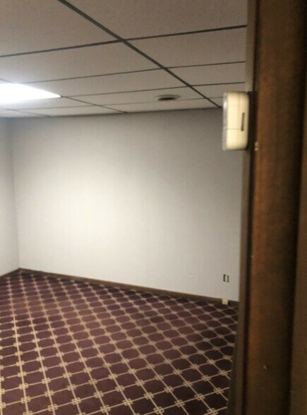 More Photos Of 606 N Saginaw St, Lapeer Storefront Retail Office For Lease