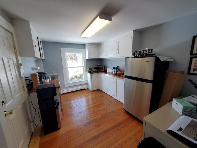 More Photos Of 476 MA-28, Harwich Port Office For Sale
