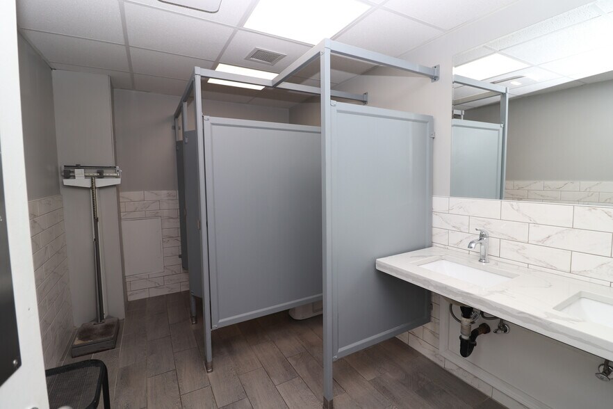 More Photos Of 631-635 Farmington Ave, Hartford Office For Sale