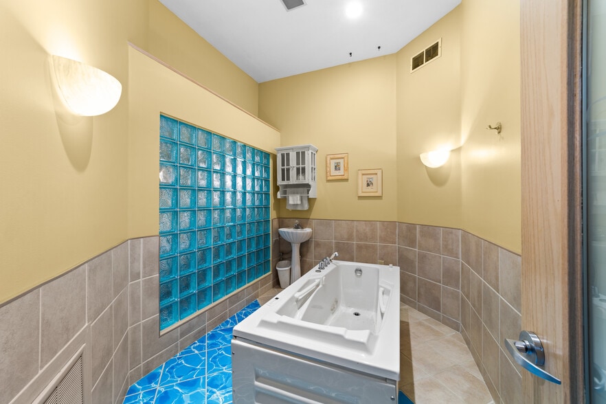 More Photos Of 6071 Old Middle Ridge Rd, Lorain Office For Sale