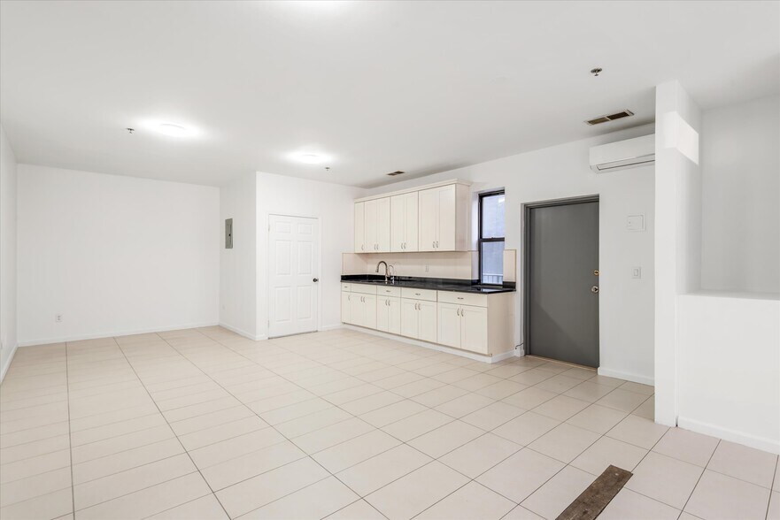 More Photos Of 188 Woodpoint Rd, Brooklyn Apartments For Sale