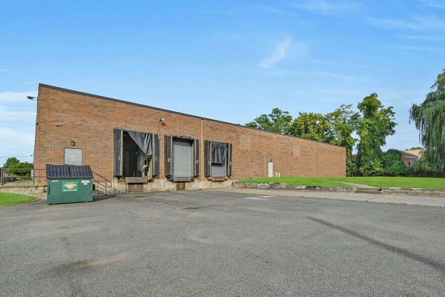 More Photos Of 106 Stonehurst Ct, Northvale Warehouse For Lease
