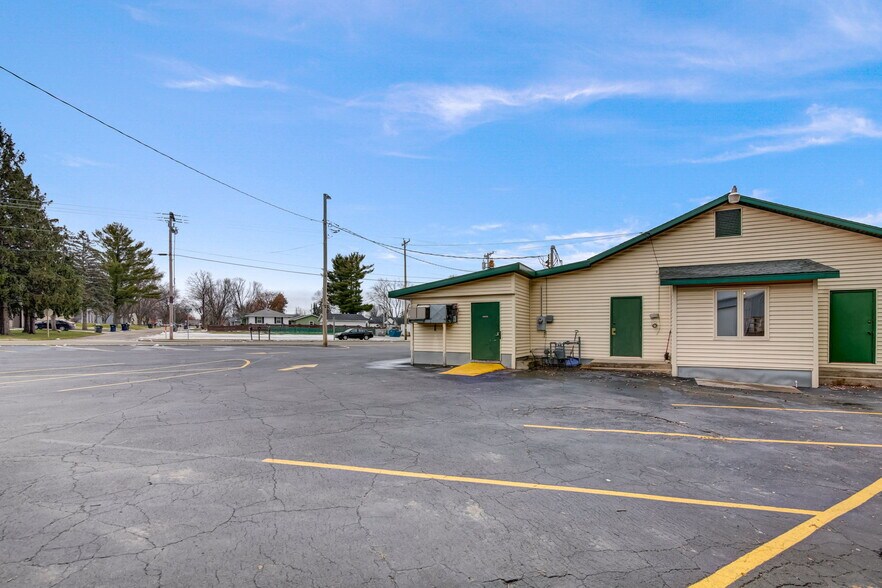 More Photos Of 617 E North St, Poynette Restaurant For Sale