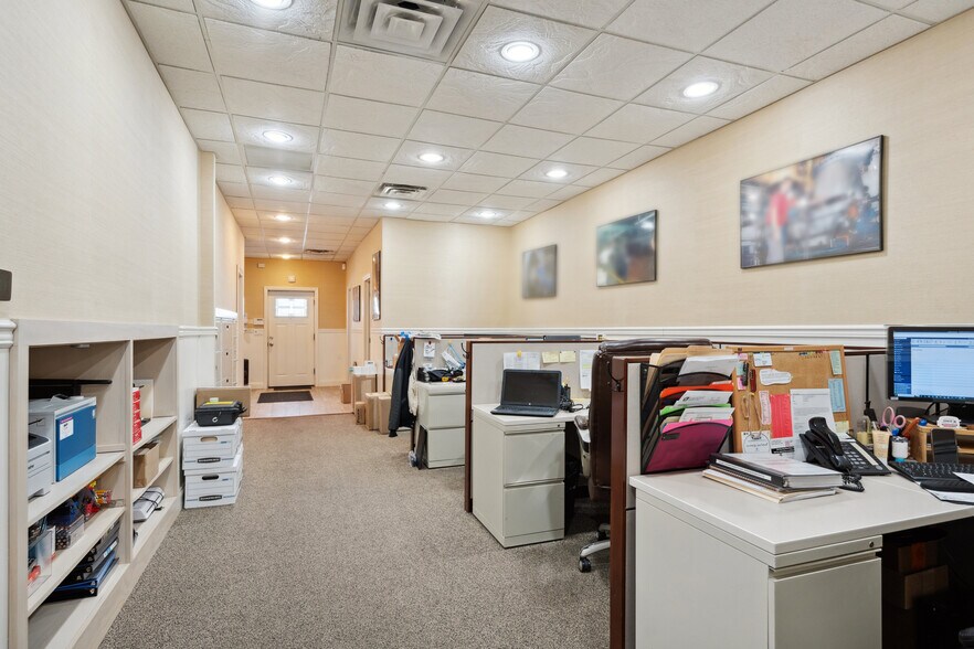 More Photos Of 83 Hampton Pl, Freeport Light Manufacturing For Sale